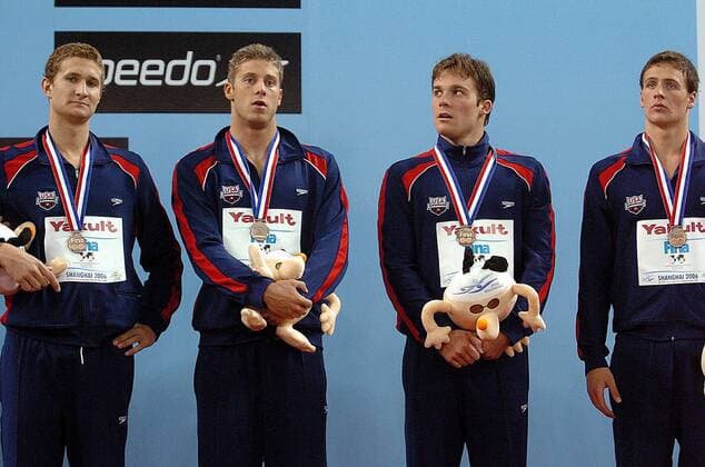 Siegerehrung 4x200m Freistil der Kurzbahn WM 2006: Die USA holt Bronze und bleibt hinter den eigenen Erwartungen zurück, v.li.: Larsen Jensen, Nicholas Brunelli, Jayme Cramer und Ryan Lochte - Schwimmen WM Herren Kurzbahn Weltmeisterschaft 2006, 4x200m, 4 x 200 m, 200m, Meter, Staffel, Vdig Gruppe IMCpau7772408 Shanghai Enttäuschung,