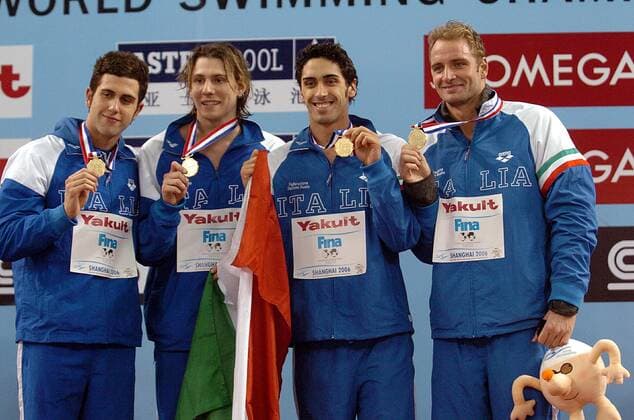 Siegerehrung 4x200m Freistil der Kurzbahn WM 2006: Weltmeister Italien, v.li.: Nicola Cassio, Matteo Pelliciari, Filippo Magnini und Massimiliano Rosolino präsentieren ihre Goldmedaillen - Schwimmen WM Herren Kurzbahn Weltmeisterschaft 2006, 4x200m, 4 x 200 m, 200m, Meter, Staffel, Vdig Gruppe IMCpau7772413 Shanghai Freude,