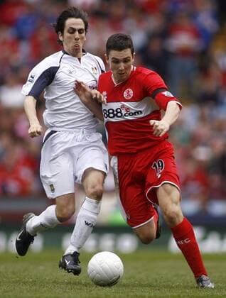 Stewart Downing (re., Middlesbrough) gegen Yossi Benayoun (West Ham) - EDITORIAL USE ONLY. No use with unauthorised audio, video, data, fixture lists, club league logos or live services. Online in-match use limited to 120 images, no video emulation. No use in betting, games or single club league player publications. Fußball Herren English FA Cup 2005 2006, Englischer Pokal, Pokalspiel, FC Middlesbrough - West Ham United 0:1, Vdig Gruppe Halbfinale Birmingham Dynamik,