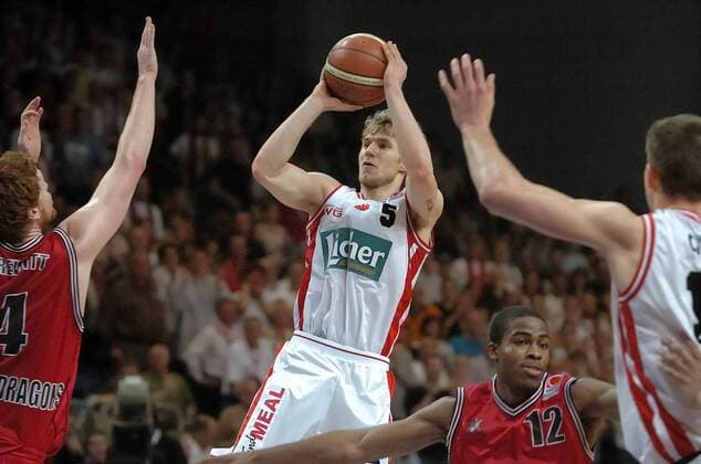 Anton Gavel (Gießen, Mitte) - Sprungwurf gegen Chad Prewitt (li.), daneben: Bryan Bailey (beide Quakenbrück) Basketball 1. BL Herren BBL Pokal 2005 2006, Pokalspiel, Finalrunde, Top4, Top 4, Final Four, Endrunde, Spiel um Platz drei Gruppe Bamberg Dynamik,