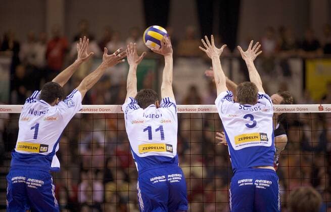 Der Friedrichshafener Dreierblock steht wie eine Wand, v. li.: Ashlei Nemer, Ivanov Svetozar und Jochen Schöps Volleyball 1. BL Herren Saison 2005 2006, Playoffs, Playoff, Play Offs, Off, Finale, Endspiel, Spiel 2, Gruppe Düren Dynamik, Abwehr,