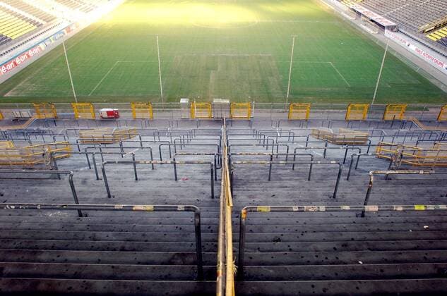 Von der Stehplatztribüne im Signal Iduna Park, Heimstätte von Borussia Dortmund und Spielstätte der FIFA Weltmeisterschaft 2006, gelangt man im Notfall über die Fluchttore in den Innenraum Fußball Herren Saison 2005 2006, BVB, Vorschau Weltmeisterschaft, World Cup, Stadionstory, Fotostory, Vdig Totale FIFA Worldcup Stadium, Sicherheit Dortmund, Austragungsort, Austragungsorte, Reihe Leere,