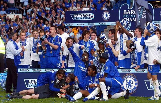Der FC Chelsea feiert den Gewinn der englischen Meisterschaft 2006, u. a. mit vorn v. re.: Mickael Essien, Didier Drogba, Claude Makelele, Torwart Petr Cech und Hernan Crespo - Fußball Herren English Premier League 2005 2006, 1. Englische Liga, Chelsea FC London, englischer Meister Totale Sekt, Champagner London Begeisterung, Freude,