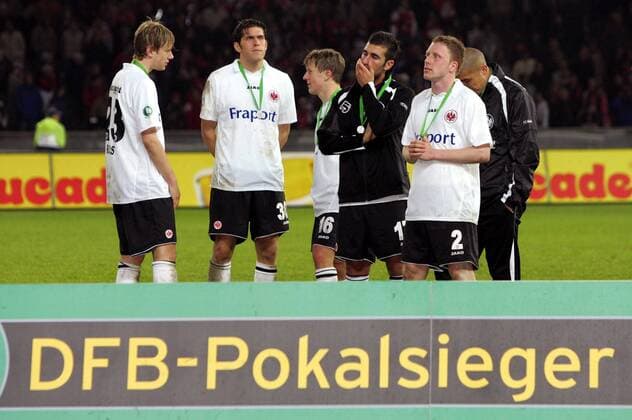 Enttäuschte Gesichter bei Eintracht Frankfurt, v.li.: Marco Russ, Benjamin Huggel, Christoph Spycher, Daniyel Cimen, Patrick Ochs und Du Ri Cha bedauern, dass sich der Schriftzug darunter nicht auf sie bezieht Fußball 1. BL Herren DFB Pokal 2005 2006, Pokalspiel, Finale, Endspiel, Pokalfinale, Pokalendspiel, Eintracht Frankfurt Gruppe Berlin Enttäuschung,