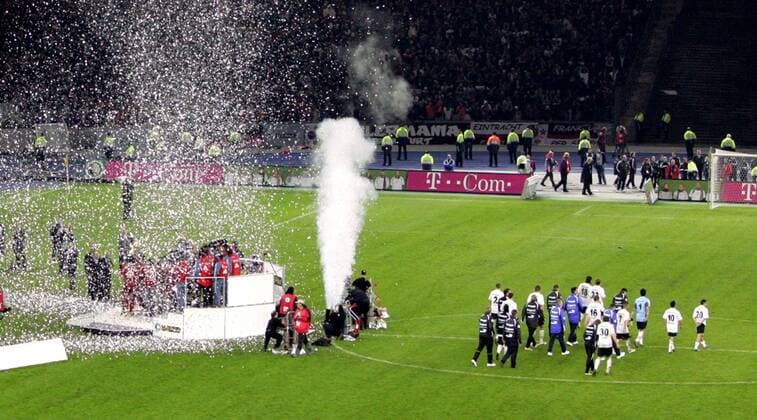 Während der FC Bayern München den Pokalsieg 2005 2006 feiert, schleichen die Frankfurter enttäuscht vom Platz Fußball Herren DFB Pokal 2005 2006, Pokalspiel, Finale, Endspiel, Pokalfinale, Pokalendspiel Totale Qualmwolke, Freud und Leid Berlin, Abgang Freude, Enttäuschung,