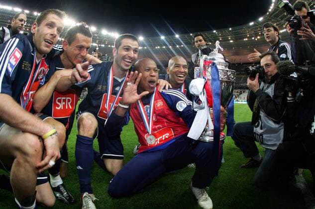 Fabrice Pancrate (Mitte) bejubelt mit Paulo Cesar (hi.), Pauleta (3.v.li.), Christophe Landrin (2.v.li.) und Sylvain Armand (alle Paris St. Germain) den französischen Pokalsieg 2006 - (pan13865) Fußball Herren Coupe de France 2005 2006, Französischer Pokal, Pokalspiel, Finale, Endspiel, Pokalfinale Gruppe Feier, feiern, Siegesfeier, Paris, Medien, Medieninteresse Freude, Begeisterung,