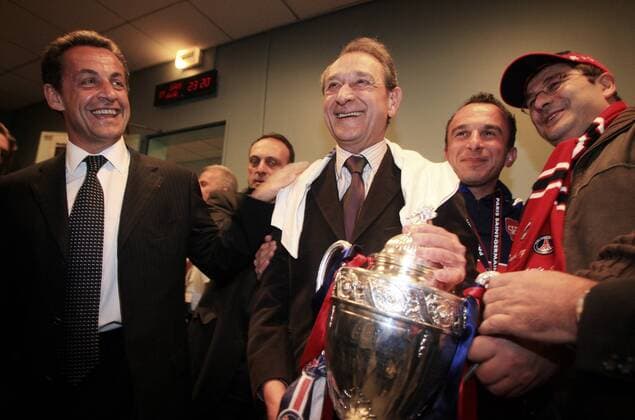 Bertrand Delanoe (Parti Socialiste, Mitte), Bürgermeister von Paris und der französische Innenminister Nicolas Sarkozy (UMP, beide Frankreich) bejubeln den Pokalerfolg von Paris St. Germain - (pan13866) Fußball Herren Coupe de France 2005 2006, Französischer Pokal, Pokalspiel, Finale, Endspiel, Pokalfinale Gruppe Kommunalpolitiker, Lokalpolitik, Lokalpolitiker Paris, Minister Freude,