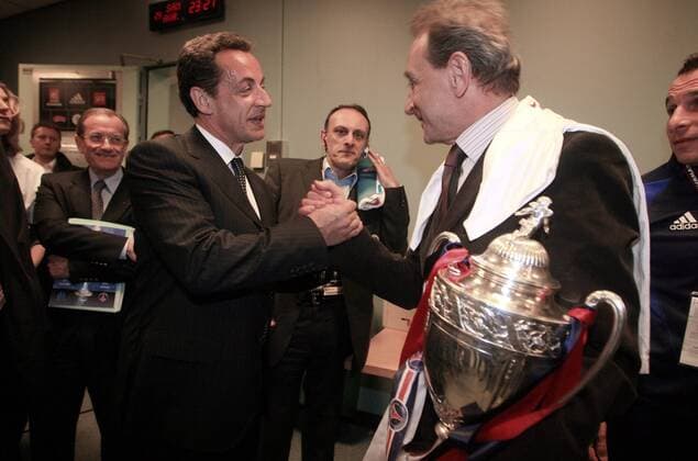 Bertrand Delanoe (Parti Socialiste, re.), Bürgermeister von Paris und der französische Innenminister Nicolas Sarkozy (UMP, beide Frankreich) bejubeln den Pokalerfolg von Paris St. Germain - (pan13866) Fußball Herren Coupe de France 2005 2006, Französischer Pokal, Pokalspiel, Finale, Endspiel, Pokalfinale Gruppe Kommunalpolitiker, Lokalpolitik, Lokalpolitiker Paris, Minister, shake hands, shakehands Freude,