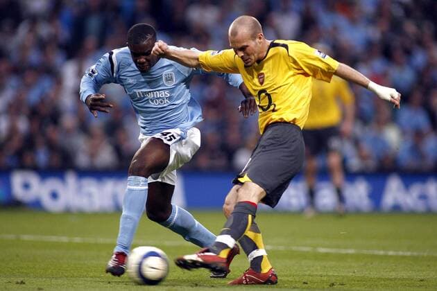 Fredrik Ljungberg (Arsenal, re.) gegen Micah Richards (Manchester City) - EDITORIAL USE ONLY. No use with unauthorised audio, video, data, fixture lists, club league logos or live services. Online in-match use limited to 120 images, no video emulation. No use in betting, games or single club league player publications. Fußball Herren English Premier League 2005 2006, 1. Englische Liga, Manchester City - Arsenal FC London 1:3 Gruppe Manchester Dynamik,