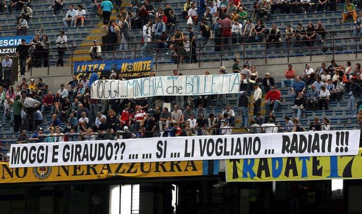 Italienische Fans nehmen Stellung zum Schiedsrichterskandal von der Vereinsführung von Juventus Turin um Sportdirektor Luciano Moggi und Geschäftsführer Antonio Giraudo - Fußball Herren Serie A 2005 2006, 1. Italienische Liga Protest, Proteste, Fanprotest, Fanproteste, Juve Totale Vereinsführung, Koordinator, Ausschuss, Mailand, Fußballskandal, Manipulation Enttäuschung