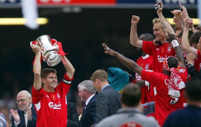 Steven Gerrard (Liverpool, li.) präsentiert seinen Mitspielern den FA Cup - Fußball Herren English FA Cup 2005 2006, Englischer Pokal, Pokalspiel, Finale, Endspiel, FC Liverpool, Gruppe Pokalfinale, Pokalendspiel Cardiff, 1. Englische Liga Freude, Begeisterung,