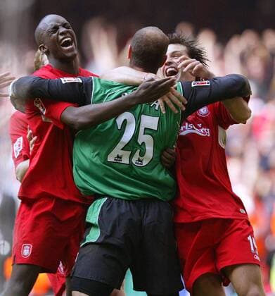 Torwart Jose Reina (vorn) nimmt die Glückwünsche von Mohamed Lamine Sissoko (li.) und Fernando Morientes (alle Liverpool) entgegen - Fußball Herren English FA Cup 2005 2006, Englischer Pokal, Pokalspiel, FC Liverpool, Finale, Endspiel, Gruppe Pokalfinale, Pokalendspiel Cardiff, 1. Englische Liga Freude, Begeisterung,