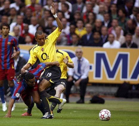 Gilberto Silva (Arsenal, re.) gegen Ronaldinho (FC Barcelona) - EDITORIAL USE ONLY. No use with unauthorised audio, video, data, fixture lists, club league logos or live services. Online in-match use limited to 120 images, no video emulation. No use in betting, games or single club league player publications. Fußball EC 1 Herren Champions League 2005 2006, Finale, Endspiel, FC Barcelona - Arsenal FC London, Barca Gruppe Paris Dynamik, Kampf,