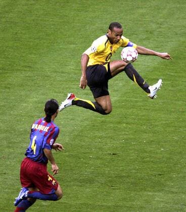Thierry Henry (Arsenal, re.) - Ballannahme in der Luft, Rafael Marquez (Barcelona) schaut zu Fußball EC 1 Herren Champions League 2005 2006, FC Barcelona - Arsenal FC London 2:1, Barca, Endspiel, Finale Gruppe Paris, St. Denis, Saint Dynamik, Höhe,