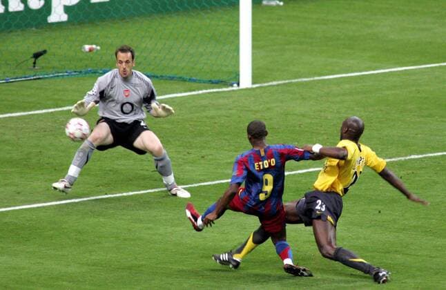 Samuel Etoo (FC Barcelona, Mitte) zieht unter Bedrängnis von Sol Campbell (re.) ab, Torwart Manuel Almunia (beide Arsenal) fixiert den Ball Fußball EC 1 Herren Champions League 2005 2006, FC Barcelona - Arsenal FC London 2:1, Barca, Finale, Endspiel Gruppe Paris, St. Denis, Saint Dynamik, Kampf, Spannung