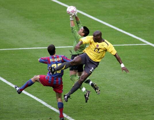 Torwart Victor Valdes (FC Barcelona, Mitte) fängt unter Bedrängnis von Sol Campbell (Arsenal, re.) den Ball, daneben Oleguer Presas Renom (FC Barcelona) Fußball EC 1 Herren Champions League 2005 2006, FC Barcelona - Arsenal FC London 2:1, Barca, Finale, Endspiel Gruppe Paris, St. Denis, Saint Dynamik, Höhe, Kampf,