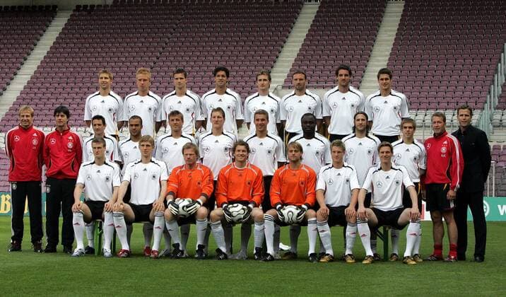 WM Kader Deutschland: hi.v.li.: Hitzlsperger, Hanke, Friedrich, Ballack, Klose, Nowotny, Metzelder, Kehl; Mitte: Bundestrainer Klinsmann, Co Trainer Löw, Neuville, Odonkor, Schneider, Schweinsteiger, Podolski, Asamoah, Frings, Lahm, Torwarttrainer... Fußball WM Herren Nationalmannschaft 2006, Nationalteam, Nationaltrikot, Totale Assistenztrainer, Management Genf, Funktionär, Funktionäre, Vereinsführung