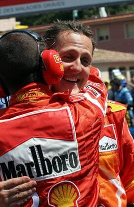 Michael Schumacher (Deutschland Ferrari, re.) bejubelt mit einem Mechaniker die Pole Position beim GP von Monaco 2006 Motorsport Grand Prix Herren Großer Preis von Monaco 2006, Formel 1 Weltmeisterschaft, F1, F, GP, WM, Qualifying Gruppe Circuit de Monaco Monte Carlo Glück, Begeisterung, Freude,