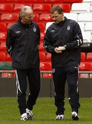 Nationaltrainer Sven Göran Eriksson (li.) im Gespräch mit Physiotherapeut Gary Lewin (beide England) - EDITORIAL USE ONLY. No use with unauthorised audio, video, data, fixture lists, club league logos or live services. Online in-match use limited to 120 images, no video emulation. No use in betting, games or single club league player publications. Fußball WM Herren Vorschau Weltmeisterschaft 2006, Nationalmannschaft, Nationalteam, Vorbereitung, Training Gruppe Manchester Skepsis,