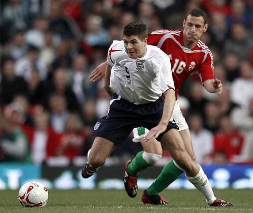 Steven Gerrard (England, li.) gegen Vilmos Vanczak (Ungarn) - EDITORIAL USE ONLY. No use with unauthorised audio, video, data, fixture lists, club league logos or live services. Online in-match use limited to 120 images, no video emulation. No use in betting, games or single club league player publications. Fußball Länderspiel Herren Freundschaftsspiel 2006, Test, Testspiel, Nationalmannschaft, Nationalteam, Nationaltrikot Gruppe Manchester Dynamik,