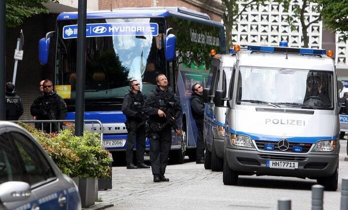 Die Polizei bewacht den Mannschaftsbus der US amerikanischen Nationalmannschaft bei deren Ankunft in Hamburg Fußball WM Herren Vorschau 2006, Nationalteam, Empfang, Nationalmannschaft, Straße, Stadt, City, Stadtbild Totale Spielerbus, Spielerbusse, Security Hamburg, Fahrzeug, Fahrzeuge
