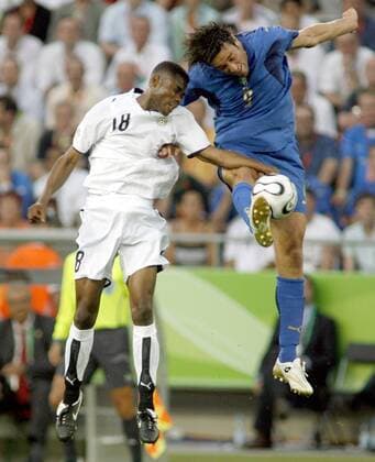 Luca Toni (Italien, re.) gegen Eric Addo (Ghana) Fußball WM Herren WM 2006, Länderspiel, Nationalteam, Gruppe E, Italien - Ghana 2:0, Vdig Gruppe Nationaltrikot Hannover Dynamik, Kampf Fußball WM Herren WM 2006, Länderspiel, Nationalteam, Gruppe E, Italien - Ghana 2:0, Vdig Gruppe Nationaltrikot Hannover Dynamik, Kampf