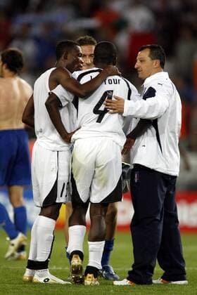 Samuel Osei Kuffour (2.v.re.) wird von John Pantsil (beide Ghana, li.) und Fitnesstrainer Vito Scala (re.) getröstet, während Francesco Totti (beide Italien) verschmitzt lächelt Fußball WM Herren WM 2006, Länderspiel, Nationalteam, Gruppe E, Italien - Ghana 2:0, Vdig Gruppe Nationaltrikot Hannover Enttäuschung, Fußball WM Herren WM 2006, Länderspiel, Nationalteam, Gruppe E, Italien - Ghana 2:0, Vdig Gruppe Nationaltrikot Hannover Enttäuschung,