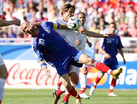 Zinedine Zidane (Frankreich, li.) wird von Johan Vogel (Schweiz) zu Boden gerissen - Fußball WM Herren WM 2006, Länderspiel, Nationalteam, Gruppe G, Nationaltrikot, Frankreich - Schweiz Gruppe Stuttgart Dynamik, Kampf, Fußball WM Herren WM 2006, Länderspiel, Nationalteam, Gruppe G, Nationaltrikot, Frankreich - Schweiz Gruppe Stuttgart Dynamik, Kampf,