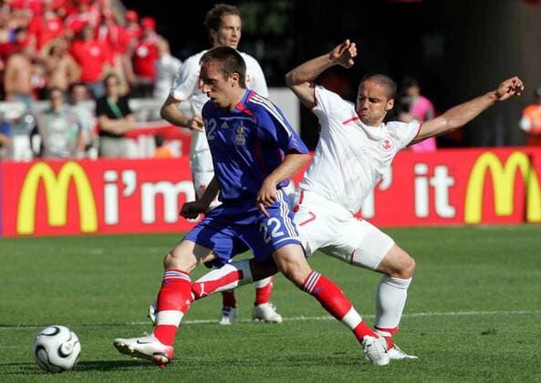 Franck Ribery (Frankreich, li.) gegen Ricardo Cabanas (Schweiz) Fußball WM Herren WM 2006, Länderspiel, Nationalteam, Gruppe G, Nationaltrikot, Frankreich - Schweiz 0:0 Gruppe Stuttgart Dynamik, Fußball WM Herren WM 2006, Länderspiel, Nationalteam, Gruppe G, Nationaltrikot, Frankreich - Schweiz 0:0 Gruppe Stuttgart Dynamik,