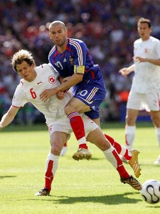 Zinedine Zidane (Frankreich, re.) gegen Johann Vogel (Schweiz) - Fußball WM Herren WM 2006, Länderspiel, Nationalteam, Gruppe G, Nationaltrikot, Frankreich - Schweiz 0:0 Gruppe Stuttgart Dynamik, Kampf, Fußball WM Herren WM 2006, Länderspiel, Nationalteam, Gruppe G, Nationaltrikot, Frankreich - Schweiz 0:0 Gruppe Stuttgart Dynamik, Kampf,
