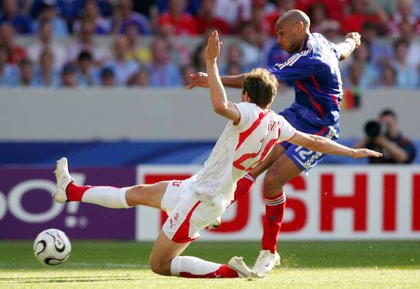 Thierry Henry (Frankreich, re.) zieht gegen Patrick Müller (Schweiz) ab Fußball WM Herren WM 2006, Länderspiel, Nationalteam, Gruppe G, Nationaltrikot, Frankreich - Schweiz 0:0 Gruppe Stuttgart Dynamik, Fußball WM Herren WM 2006, Länderspiel, Nationalteam, Gruppe G, Nationaltrikot, Frankreich - Schweiz 0:0 Gruppe Stuttgart Dynamik,