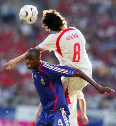 Raphael Wicky (Schweiz) gegen Patrick Vieira (Frankreich) Fußball WM Herren WM 2006, Länderspiel, Nationalteam, Gruppe G, Nationaltrikot, Frankreich - Schweiz 0:0 Gruppe Stuttgart Dynamik, Kampf, Fußball WM Herren WM 2006, Länderspiel, Nationalteam, Gruppe G, Nationaltrikot, Frankreich - Schweiz 0:0 Gruppe Stuttgart Dynamik, Kampf,
