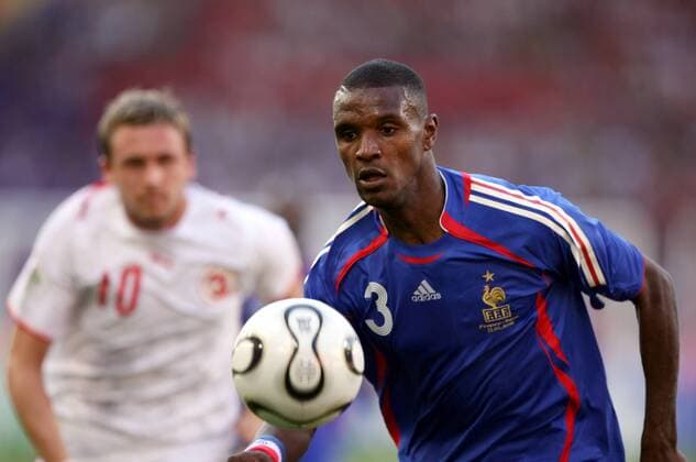 Eric Abidal (Frankreich) fixiert den Ball - (pan14594) Fußball WM Herren WM 2006, Länderspiel, Nationalteam, Gruppe G, Nationaltrikot, Frankreich - Schweiz 0:0 Einzelbild Stuttgart Dynamik, Fußball WM Herren WM 2006, Länderspiel, Nationalteam, Gruppe G, Nationaltrikot, Frankreich - Schweiz 0:0 Einzelbild Stuttgart Dynamik,