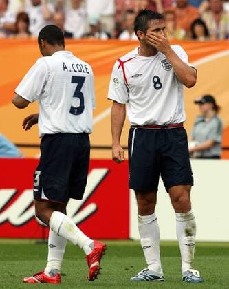 Frank Lampard (re.) und Ashley Cole (beide England) enttäuscht - Fußball WM Herren WM 2006, Länderspiel, Nationalteam, Gruppe B, Nationaltrikot Gruppe Nürnberg Enttäuschung, Fußball WM Herren WM 2006, Länderspiel, Nationalteam, Gruppe B, Nationaltrikot Gruppe Nürnberg Enttäuschung,