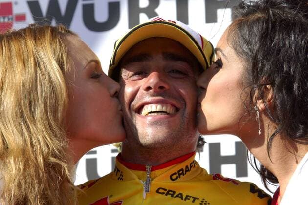Koldo Gil Perez (Spanien Saunier Duval Prodir) - Etappensieger der 6. Etappe der Tour de Suisse 2006 holt sich den obligatorischen Siegerkuss ab - Radsport Herren Tour de Suisse 2006, ProTour, Straßenradsport, Straße, Rad, Gruppe 6. Etappe: Fiesch - La Punt Freude, Radsport Herren Tour de Suisse 2006, ProTour, Straßenradsport, Straße, Rad, Gruppe 6. Etappe: Fiesch - La Punt Freude,