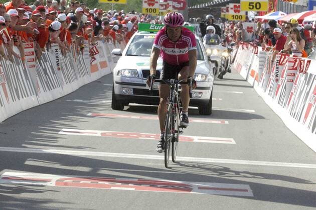 Jan Ullrich (Deutschland T Mobile) überquert die Ziellinie - Radsport Herren Tour de Suisse 2006, ProTour, Straßenradsport, Straße, Rad, Einzelbild 6. Etappe: Fiesch - La Punt Radsport Herren Tour de Suisse 2006, ProTour, Straßenradsport, Straße, Rad, Einzelbild 6. Etappe: Fiesch - La Punt