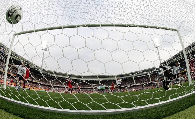 Der Ball zappelt im Netz - England führt gegen Trinidad und Tobago 1:0 - Fußball WM Herren WM 2006, Länderspiel, Nationalteam, Gruppe B, Nationaltrikot, England - Trinidad und Tobago 2:0 Totale WM Stadion Nürnberg Nürnberg FIFA World Cup, WorldCup Stadium Fußball WM Herren WM 2006, Länderspiel, Nationalteam, Gruppe B, Nationaltrikot, England - Trinidad und Tobago 2:0 Totale WM Stadion Nürnberg Nürnberg FIFA World Cup, WorldCup Stadium