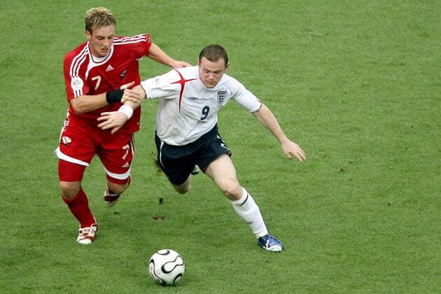 Wayne Rooney (England, re.) gegen Christopher Birchall (Trinidad und Tobago) Fußball WM Herren WM 2006, Länderspiel, Nationalteam, Gruppe B, Nationaltrikot, England - Trinidad und Tobago 2:0 Gruppe Nürnberg Dynamik, Fußball WM Herren WM 2006, Länderspiel, Nationalteam, Gruppe B, Nationaltrikot, England - Trinidad und Tobago 2:0 Gruppe Nürnberg Dynamik,