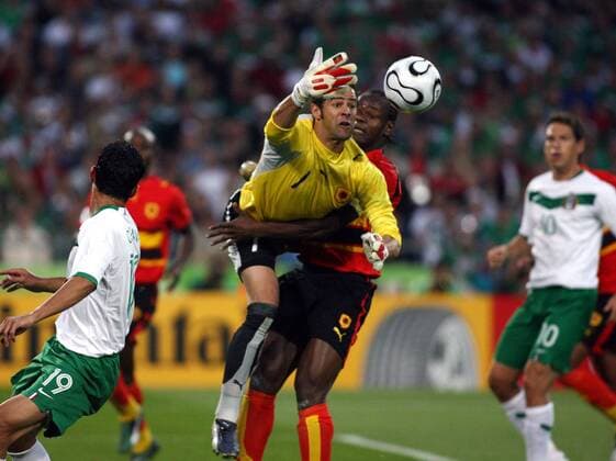 Torwart Joao Ricardo wird vom eigenen Mitspieler Akwa (beide Angola) festgehalten - Fußball WM Herren WM 2006, Länderspiel, Nationalteam, Nationaltrikot, Gruppe D, Mexiko - Angola Gruppe Hannover Dynamik, Fußball WM Herren WM 2006, Länderspiel, Nationalteam, Nationaltrikot, Gruppe D, Mexiko - Angola Gruppe Hannover Dynamik,