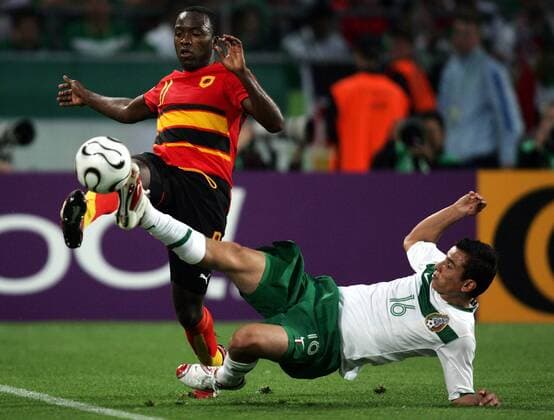 Mateus (Angola, li.) gegen Mario Mendez (Mexiko) - Fußball WM Herren WM 2006, Länderspiel, Nationalteam, Nationaltrikot, Gruppe D, Mexiko - Angola Gruppe Hannover Dynamik, Kampf, Fußball WM Herren WM 2006, Länderspiel, Nationalteam, Nationaltrikot, Gruppe D, Mexiko - Angola Gruppe Hannover Dynamik, Kampf,