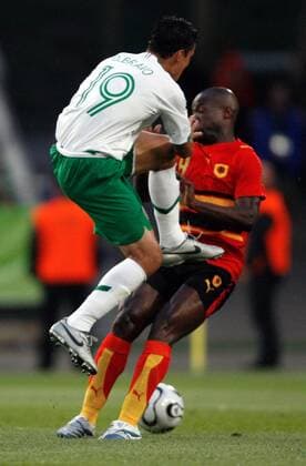 Omar Bravo (Mexiko, li.) steigt rustikal gegen Andre Macanga (Angola) ein - Fußball WM Herren WM 2006, Länderspiel, Nationalteam, Nationaltrikot, Gruppe D, Mexiko - Angola Gruppe Hannover Dynamik, Kampf, Fußball WM Herren WM 2006, Länderspiel, Nationalteam, Nationaltrikot, Gruppe D, Mexiko - Angola Gruppe Hannover Dynamik, Kampf,