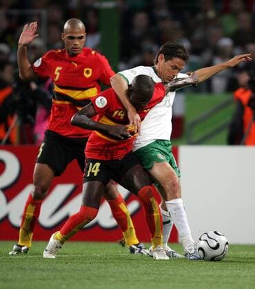 Guillermo Franco (Mexiko, re.) gegen Mendonca (Mitte) und Kali (beide Angola) - Fußball WM Herren WM 2006, Länderspiel, Nationalteam, Nationaltrikot, Gruppe D, Mexiko - Angola, Gruppe Hannover Dynamik, Kampf, Fußball WM Herren WM 2006, Länderspiel, Nationalteam, Nationaltrikot, Gruppe D, Mexiko - Angola, Gruppe Hannover Dynamik, Kampf,