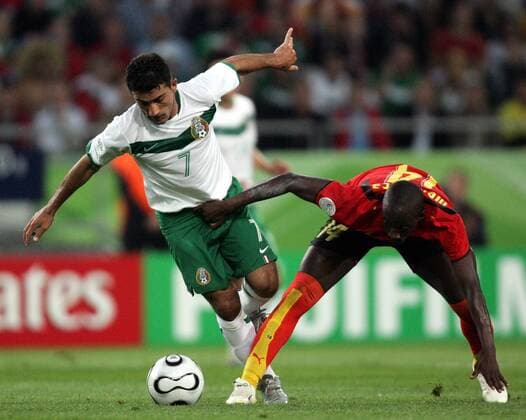 Zinha (Mexiko, li.) gegen Mendonca (Angola) - Fußball WM Herren WM 2006, Länderspiel, Nationalteam, Nationaltrikot, Gruppe D, Mexiko - Angola, Gruppe Hannover Dynamik, Fußball WM Herren WM 2006, Länderspiel, Nationalteam, Nationaltrikot, Gruppe D, Mexiko - Angola, Gruppe Hannover Dynamik,