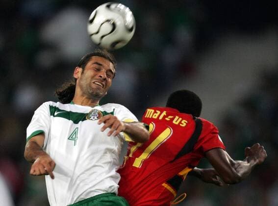 Rafael Marquez (Mexiko, li.) gegen Mateus (Angola) - Fußball WM Herren WM 2006, Länderspiel, Nationalteam, Nationaltrikot, Gruppe D, Mexiko - Angola, Gruppe Hannover Dynamik, Fußball WM Herren WM 2006, Länderspiel, Nationalteam, Nationaltrikot, Gruppe D, Mexiko - Angola, Gruppe Hannover Dynamik,