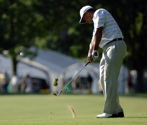 Eldrick Tiger Woods (USA) - Chip mit sauberem Divot - (WAP20060616509) Golf Herren US Open Championship 2006, PGA Tour, Golfen Einzelbild Mamaroneck New York, NY, N Y Dynamik, Golf Herren US Open Championship 2006, PGA Tour, Golfen Einzelbild Mamaroneck New York, NY, N Y Dynamik,