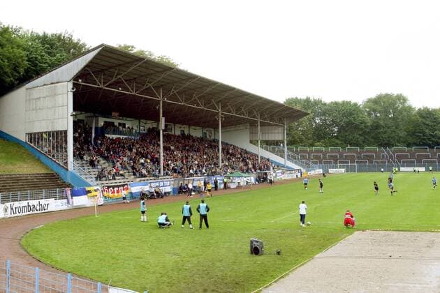Fußball, Stadiongeschichte Westfalia Herne Das Stadion am Schloss Strünkede, Heimspielstätte des SC Westfalia 04 Herne Fußball Herren Oberliga Westfalen 2005 2006, Amateurfußball, Amateure, Provinzfußball, Provinz, Fußballstadion Totale Stadion am Schloss Strünkede Herne Fußball Herren Oberliga Westfalen 2005 2006, Amateurfußball, Amateure, Provinzfußball, Provinz, Fußballstadion Totale Stadion am Schloss Strünkede Herne