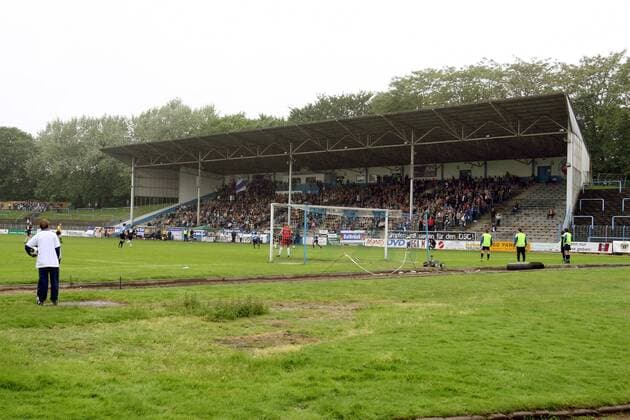 Fußball, Stadiongeschichte Westfalia Herne Das Stadion am Schloss Strünkede, Heimspielstätte des SC Westfalia 04 Herne Fußball Herren Oberliga Westfalen 2005 2006, Amateurfußball, Amateure, Provinzfußball, Provinz, Fußballstadion Totale Stadion am Schloss Strünkede Herne Fußball Herren Oberliga Westfalen 2005 2006, Amateurfußball, Amateure, Provinzfußball, Provinz, Fußballstadion Totale Stadion am Schloss Strünkede Herne
