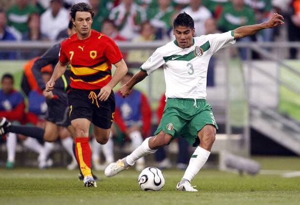 Carlos Salcido (Mexiko, re.) gegen Figueiredo (Angola) Fußball WM Herren WM 2006, Länderspiel, Nationalteam, Nationaltrikot, Gruppe D, Mexiko - Angola 0:0 Gruppe Hannover Dynamik, Fußball WM Herren WM 2006, Länderspiel, Nationalteam, Nationaltrikot, Gruppe D, Mexiko - Angola 0:0 Gruppe Hannover Dynamik,
