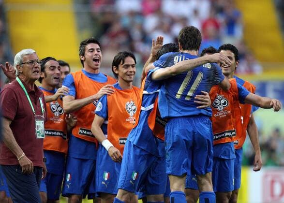 Die Reservespieler jubeln mit dem Torschützen Alberto Gilardino (vorn re.) während Nationaltrainer Marcello Lippi (li., alle Italien) schon wieder Anweisungen gibt - Fußball Herren WM 2006, Länderspiel, Nationalteam, Nationaltrikot, Gruppe E, Vdig Gruppe Kaiserslautern Freude, Fußball Herren WM 2006, Länderspiel, Nationalteam, Nationaltrikot, Gruppe E, Vdig Gruppe Kaiserslautern Freude,