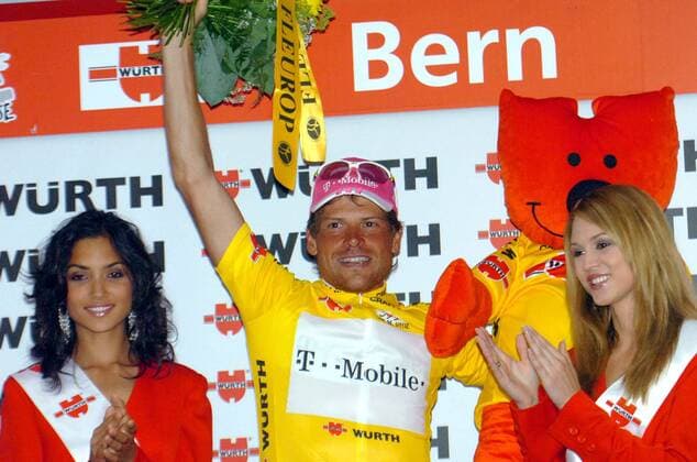 Jan Ullrich (Deutschland T Mobile) jubelt über seinen Gesamtsieg bei der Tour de Suisse 2006 Radsport Herren Tour de Suisse 2006, ProTour, Straßenradsport, Straße, Rad Gruppe Talisman, Glücksbringer, Plüschtier, Stofftier 9. Etappe: Kerzers - Bern Freude, Radsport Herren Tour de Suisse 2006, ProTour, Straßenradsport, Straße, Rad Gruppe Talisman, Glücksbringer, Plüschtier, Stofftier 9. Etappe: Kerzers - Bern Freude,
